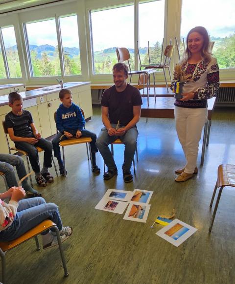 Schülerinnen und Schüler von Hundwil erlesen Einwohnerzahl mit Büchern – Bild 2