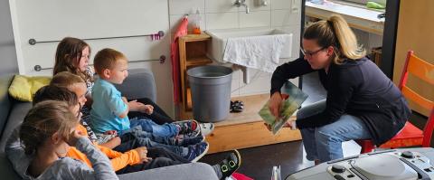 Schülerinnen und Schüler von Hundwil erlesen Einwohnerzahl mit Büchern – Bild 3