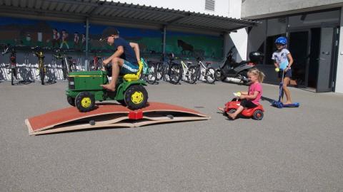 Schulhaus Mitledi in Bewegung - Unser Sporttag – Bild 3